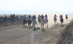 AĞRI’DA NEFES KESEN MAHALLİ AT YARIŞLARI COŞKUYLA GERÇEKLEŞTİRİLDİ