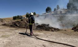 Çaldıran'da kuru otlar alevlere teslim oldu