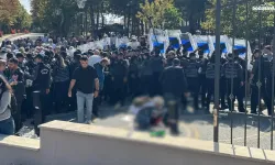 AYM önündeki eylemde hareketli anlar: Emekli yurttaş intihar girişiminde bulundu!