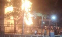 Diyarbakır Kayapınar'da havai fişek ağacı yaktı