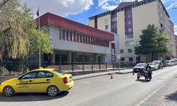 Doğubayazıt’ta kamu binasında dikkat çeken tabela eksikliği