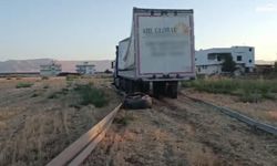Mardin'de kontrolden çıkan tır araziye savruldu