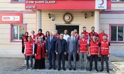 Vali Bozkurt Kızılay Aşevi’ni ziyaret etti, çalışmaları yerinde inceledi