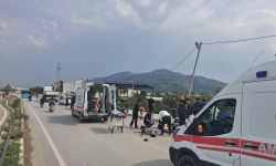 16 yaşındaki sürücünün kullandığı motosiklet tıra çarptı: 1 ölü, 2 yaralı
