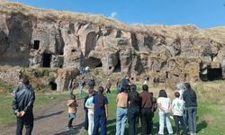 Ağrılı çocuklar Ahlat'ın tarihi ve kültürel mirasını keşfetti