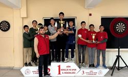 Ağrılı öğrenciler dart turnuvasında hünerlerini sergiledi