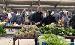 Ardahan Valisi Yamlı ve eşi pazar tezgâhlarını gezerek alışveriş yaptı
