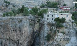 Bu evi gören bir daha bakıyor: Farklı kayalardaki ev ve bahçesine köprü ile ulaşım sağlanıyor