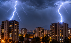 Diyarbakır'da korkutan gece: İki apartmana yıldırım düştü