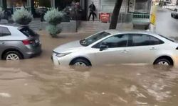 Diyarbakır'da yollar göle döndü: Ulaşım aksadı