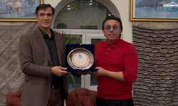 Doğubayazıt'ta iş dünyası buluştu: Hikmet Eraslan'a plaket