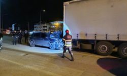 Doğubayazıt'ta trafik ışıklarında bekleyen tıra otomobil çarptı