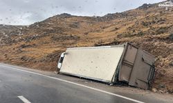 Doğubeyazıt-Iğdır yolunda ikinci BİM kamyonu devrildi