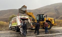 Erzurum Tekman'da belediyeye ait çöp kamyoneti devrildi