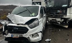 Erzurum’da yağmur nedeniyle kayganlaşan yolda 3 araç birbirine çarptı