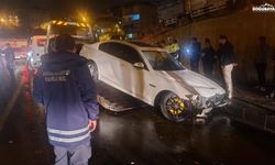 Hakkari'de otomobil tabelaya ok gibi saplandı
