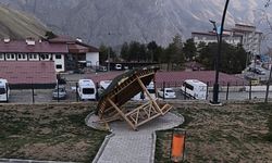 Hakkari'de toplu taşıma araçlarının yanındaki park vandalizme uğradı