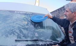 Kars eksi 6’yı gördü, araçların camları buz tuttu