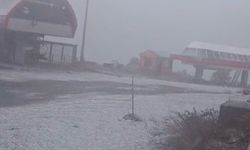 Sarıkamış'ın yüksek kesimlerinde sağanak yerini kar yağışına bıraktı