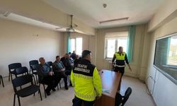 Kars'ta trafik ekiplerinden okul servis şoförlerine eğitim