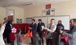 Patnos’ta öğrencilere kışlık mont ve bot desteği
