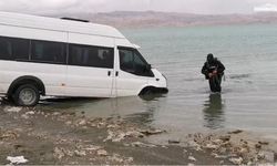 Van’da kontrolden çıkan minibüs göle uçtu