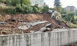 Bitlis’te yol yağışlara dayanamadı
