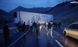 Yüksekova-Van karayolunda onlarca araç yolda mahsur kaldı