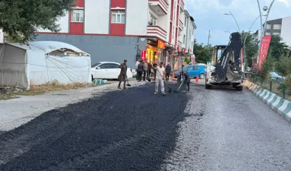 TAŞLIÇAY’DA YOLLAR ASFALTLANIYOR: BELEDİYE EKİPLERİ 7/24 SAHADA