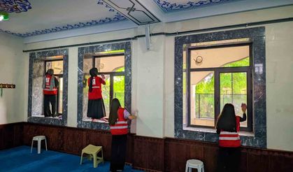 Ağrı’da Kızılay gönüllüleri Merkez Camii’ni temizledi