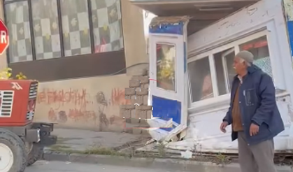 Ağrı'da Traktör Büfeye Çarptı