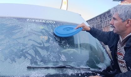 Kars eksi 6’yı gördü, araçların camları buz tuttu