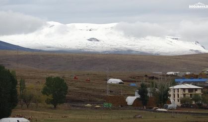 Kars'ta kış provası: Allahuekber Dağları beyaz örtüyle kaplandı