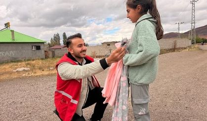 Doğubayazıt Kızılay Dolaklı Köyünde Çocukların Yüzünü Güldürdü