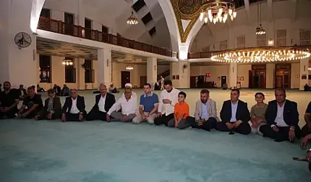Ağrı Ulu Camii'nde Akşam Namazından Sonra Büyük Buluşma: Bu Kez Dua ve İkram İçin Toplandılar!