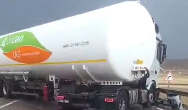 Ağrı-Doğubayazıt Yolunda LPG Yüklü TIR Savruldu