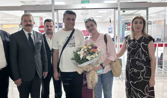 Tahran’dan Van’a direkt uçuşlar başladı: İlk turist kafilesi çiçeklerle karşılandı