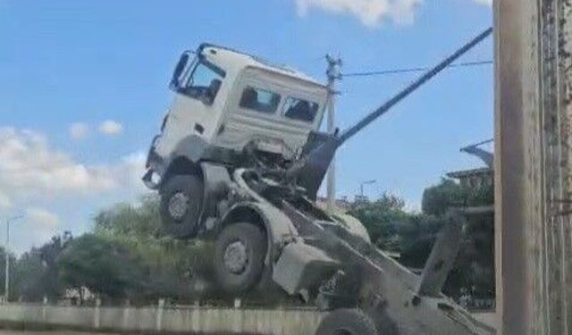 Kamyon Başüstü levhaya çarpıp şaha kalktı