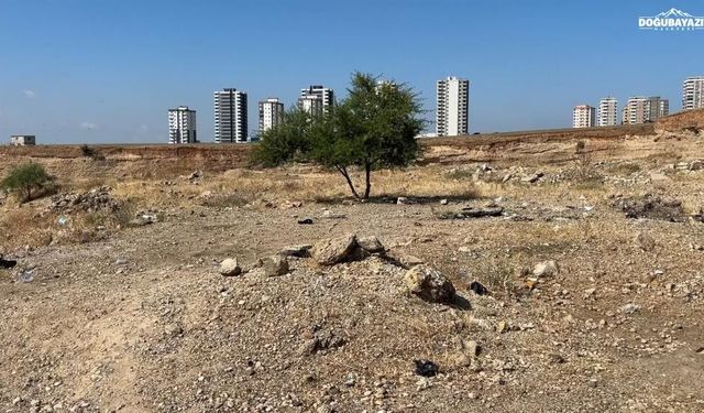 Adana'da 35 yaşındaki bir kişi, boş arazide ölü bulundu
