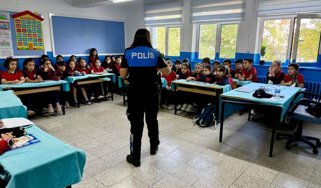 Ağrı’da polisler sınıflara girdi: 913 öğrenciye eğitim