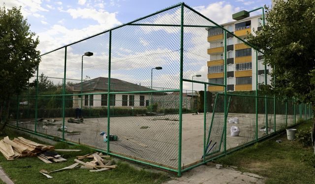 Ağrı’da tenis kortlarının zemini yenileniyor