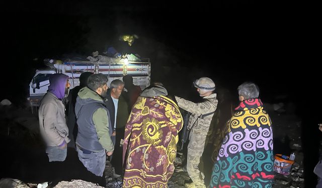 Ağrı’da 6 araçtaki yaklaşık 40 kişi yaylada mahsur kaldı