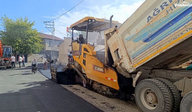 Ağrı’da yıpranan yollar asfaltla yenileniyor