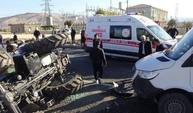 Batman’da traktör ile otomobil çarpıştı: 2 yaralı