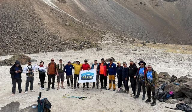 Ağrılı doğaseverler volkanik dağın eteklerinde buluştu