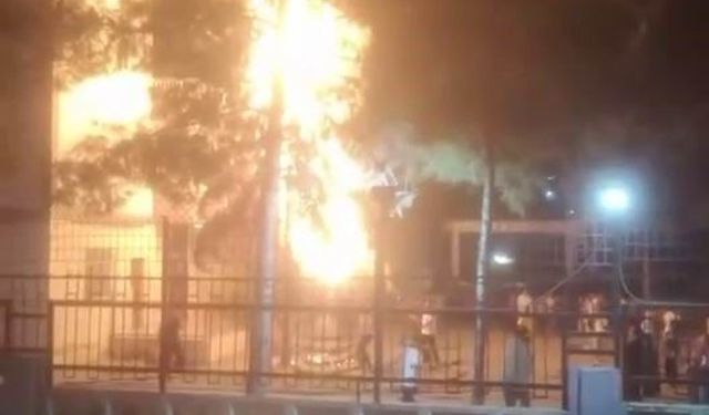 Diyarbakır Kayapınar'da havai fişek ağacı yaktı