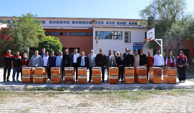 Doğubayazıt’ta  arıcılara 108 kovan dağıtıldı