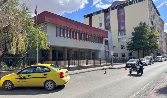 Doğubayazıt’ta kamu binasında dikkat çeken tabela eksikliği
