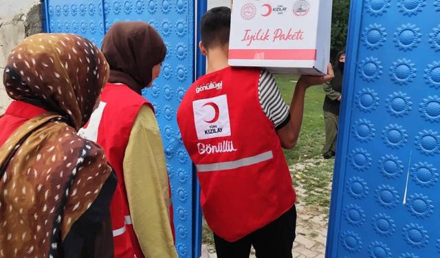 Patnos Kızılay gönüllüleri Badişan Mahallesi'nde yardım dağıttı