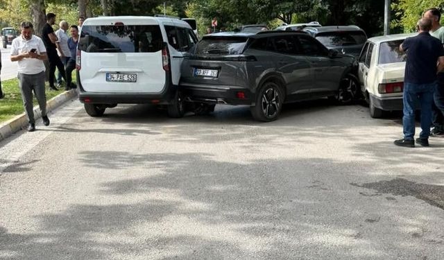 Elazığ'da 4 aracın karıştığı zincirleme trafik kazası